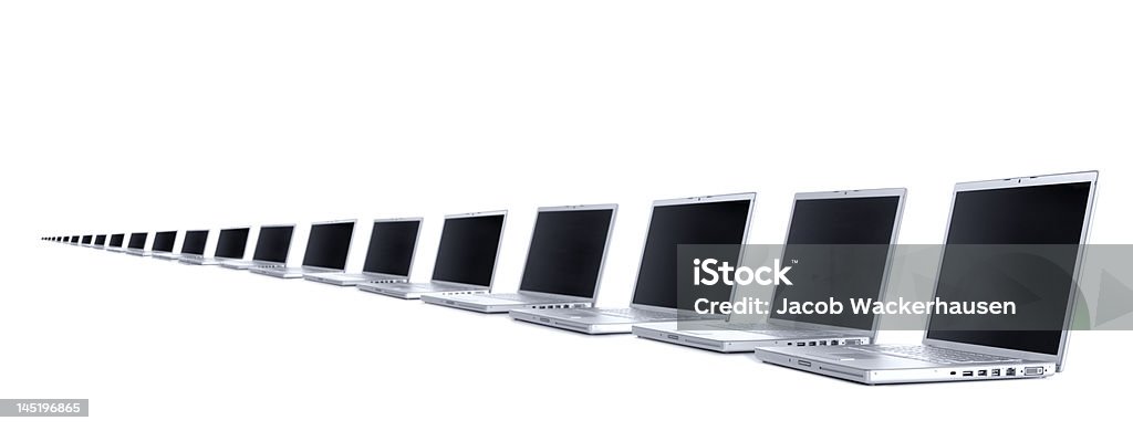 Primer plano de computadoras portátiles en fila sobre fondo blanco - Foto de stock de Infinito libre de derechos