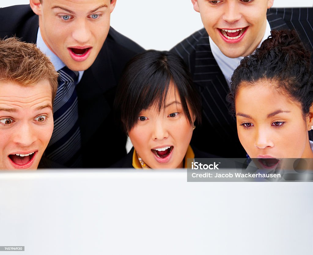Equipe de negócios olhando em uma tela de computador, surpresa - Foto de stock de Adulto royalty-free