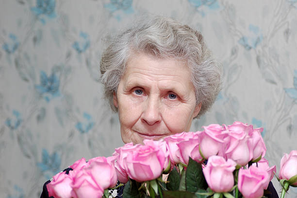 babcia z bukiet z pink rose - human hair women horizontal rose petals zdjęcia i obrazy z banku zdjęć
