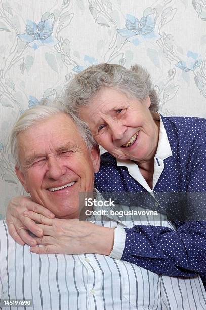 Coppia Felice Vecchio - Fotografie stock e altre immagini di 70-79 anni - 70-79 anni, Abbracciare una persona, Adulto