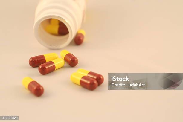 Leku - zdjęcia stockowe i więcej obrazów Antybiotyk - Antybiotyk, Buteleczka na tabletki, Butelka