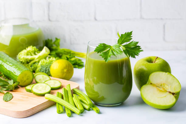 グリーンセロリジュースのグラス。健康的な栄養とデトックスのために準備されたセロリ飲料。