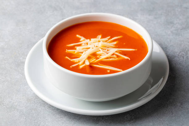 맛있는 토마토 수프. 터키어 이름; 도메이트 코르바시 - tomato soup red basil table 뉴스 사진 이미지
