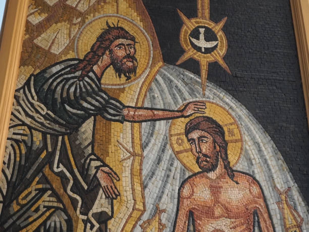バプテスマのヨハネによるイエス・キリストのバプテスマのモザイク - greek orthodox ストックフォトと画像