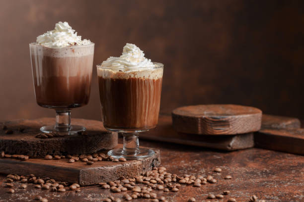 bebidas de café y chocolate con crema batida. - latté cafe macchiato cappuccino cocoa fotografías e imágenes de stock