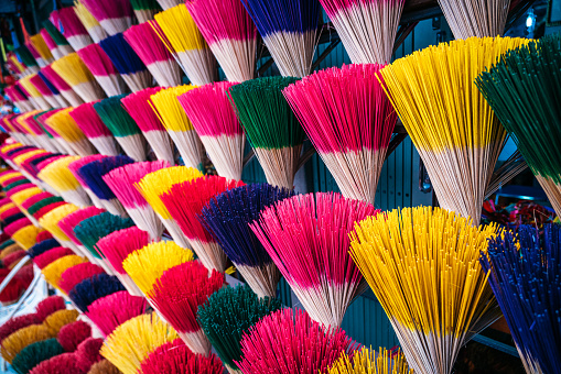 varitas de incienso de colores en exhibición, Hue, Vietnam photo