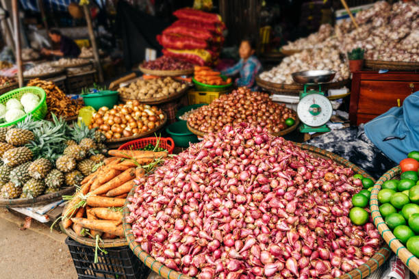 시장에서 판매하기 위해 전시 된 다채로운 야채 배열 - lime market vietnam fruit 뉴스 사진 이미지