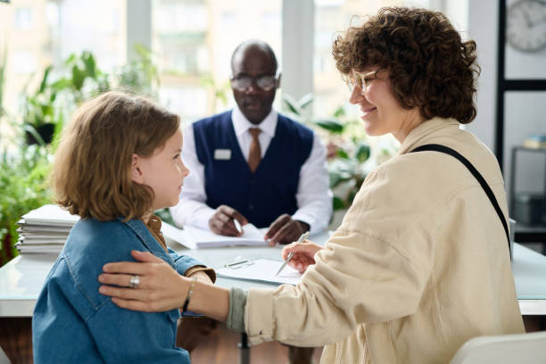 ソーシャルワーカーのオフィスで微笑む若い母子 - insurance agent service child family ストックフォトと画像