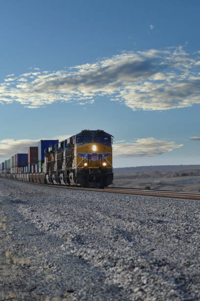locomotora tirando de una carga de vagones de caja por las vías - shunting yard freight train cargo container railroad track fotografías e imágenes de stock