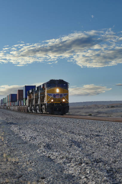 大量の有蓋車を線路に引っ張る機関車 - shunting yard freight train cargo container railroad track ストックフォトと画像