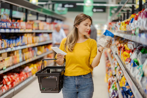 시장에서 쇼핑을 하는 여자 - supermarket shopping groceries women 뉴스 사진 이미지