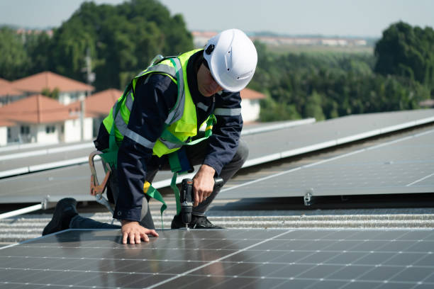 istock Engineer in charge of solar panel installation The installation of solar energy 1452147898