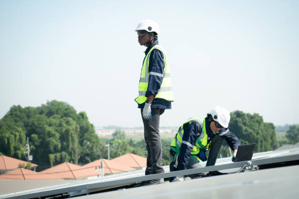 istock Engineer in charge of solar panel installation The installation of solar energy 1452148089