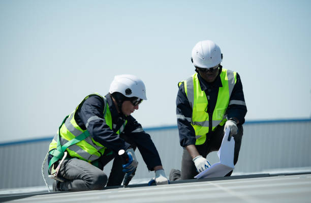 istock Engineer in charge of solar panel installation The installation of solar energy 1452148405