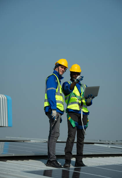 istock Engineer in charge of solar panel installation The installation of solar energy 1452148989