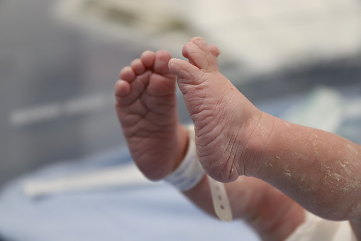 newborn feet with label