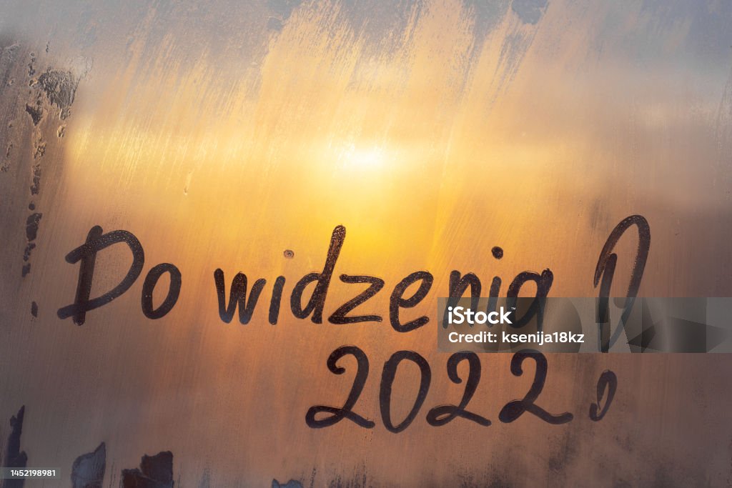 ตัวอักษร ทํา Widzenia ในภาษาโปแลนด์เป็นลาก่อนเป็นภาษาอังกฤษและตัวเลข 2022  ทาสีด้วยนิ้วของน้ําบนส ภาพสต็อก - ดาวน์โหลดรูปภาพตอนนี้ - Istock