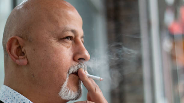 stary topbeard man pali z bliska - holding cigarette zdjęcia i obrazy z banku zdjęć