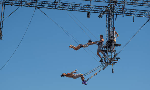 trapezkünstler akrobaten - artist young adult artists canvas adult stock-fotos und bilder