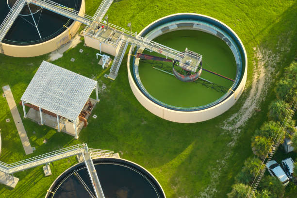 Aerial view of modern water cleaning facility at urban wastewater treatment plant. Purification process of removing undesirable chemicals, suspended solids and gases from contaminated liquid. vista aérea de la moderna instalación de limpieza de agua en la planta de tratamiento de aguas residuales urbanas. proceso de purificación de eliminación de productos químicos indeseables, sólidos en suspensión y gases de líquidos contaminados