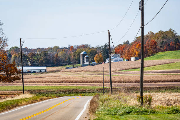 mała rodzinna farma w wiejskim ohio w październiku - farm barn landscape ohio zdjęcia i obrazy z banku zdjęć