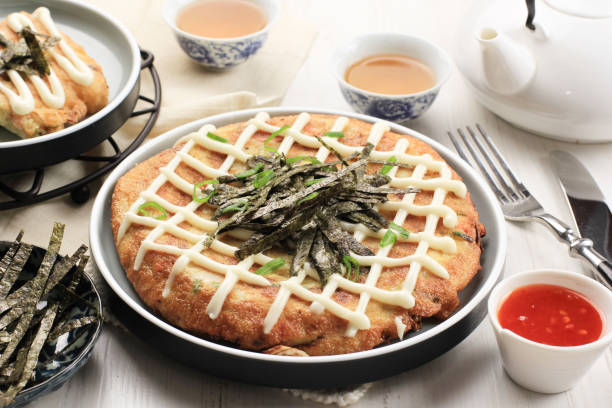 okonomiyaki, pancake giapponese per pizza salata. - okonomiyaki foto e immagini stock