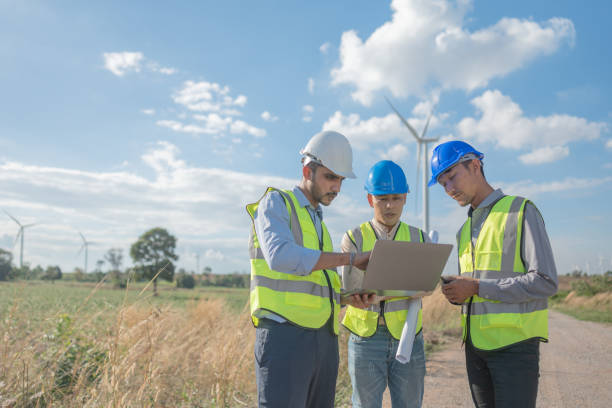Asian engineers working in fieldwork outdoor. Workers walking and inspect construction and machine around project site. Wind turbine electrical of clean resource enerdy and environment sustainable. ingenieros asiáticos trabajando en el trabajo de campo al aire libre. trabajadores caminando e inspeccionando la construcción y la máquina alrededor del sitio del proyecto. aerogenerador eléctrico de recursos limpios y sostenible para el medio ambiente