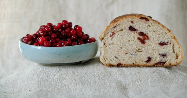 chleb z żurawiną. żurawina w ceramicznej misce. obrus konopny. - berry fruit canvas ceramics cranberry zdjęcia i obrazy z banku zdjęć