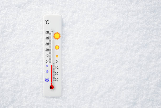 weißes celsius-skalenthermometer im schnee. umgebungstemperatur minus 3 grad celsius - 0 3 months stock-fotos und bilder