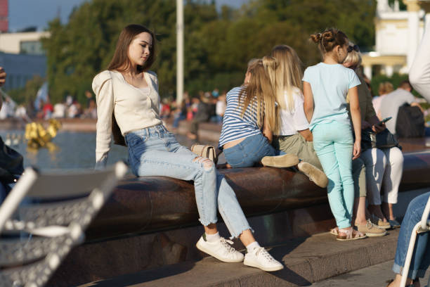 people resting near the famous peoples friendship fountain at vdnkh in moscow - vdnk imagens e fotografias de stock