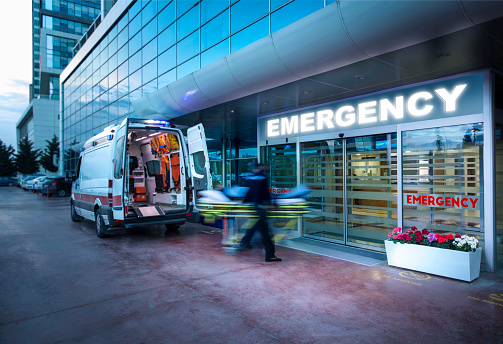 Paramedics tomar paciente en el hospital en ambulancia Extensor photo