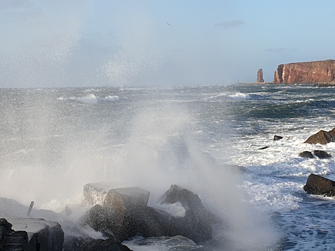The waves break in the sunshine, under a blue sky, on the tetrapods in front of the pier to protect the island, the spray splashes meters high, so that Lange Anna, which can be seen in the background, appears tiny from this perspective!