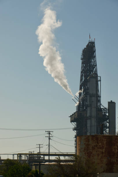 planta de refinaria de petróleo emitindo poluição no ar - pollution smoke stack air pollution smoke - fotografias e filmes do acervo