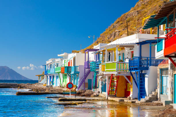village de pêcheurs animé de klima avec des maisons blanches et des portes colorées sur l’île de milos en grèce - tradition grecque photos et images de collection