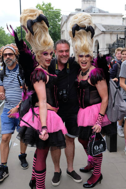 pride parade à londres - editorial vertical homosexual people photos et images de collection