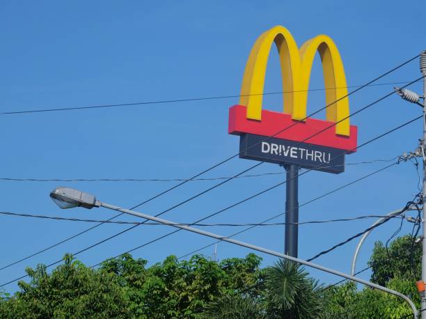 mcdのファーストフードレストランの象徴的�なロゴ - mcdonalds french fries branding sign ストックフォトと画像
