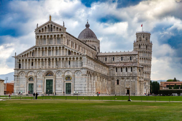 o camposanto monumentale é o extremo norte da piazza dei miracoli com a catedral, o batistério e a famosa torre inclinada de pisa, itália. - camposanto monumentale - fotografias e filmes do acervo