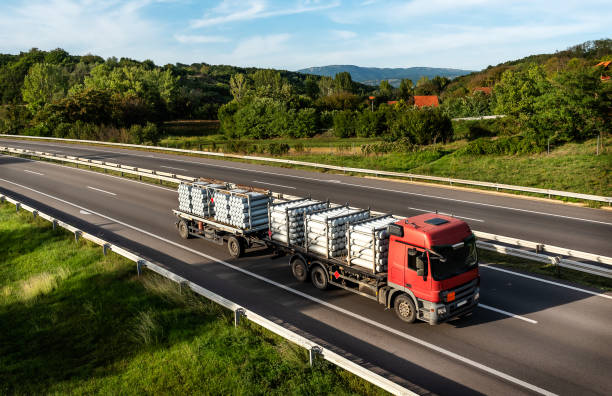 транспортный грузовик с мобильными контейнерами для заправки газом - load carrying body стоковые фото и изображения
