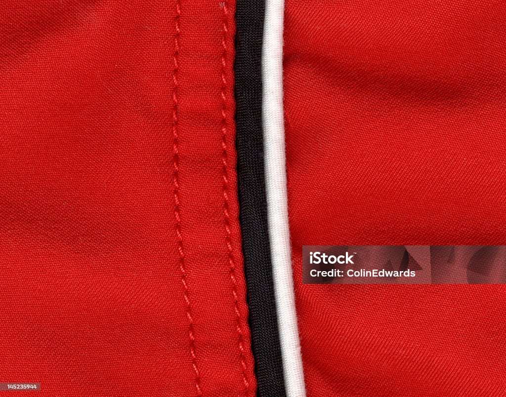 Blanco y negro sobre rojo, Material costura - Foto de stock de Camiseta libre de derechos
