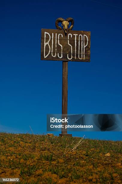 버스 정류장 붙여둡니다 Against Blue Sky 1940-1949 년에 대한 스톡 사진 및 기타 이미지 - 1940-1949 년, 1950-1959 년, 40-44세