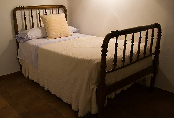 классическая кровать в сельских, отправляемых при температуре окружающей среды. европа - pillow bedroom bed rural scene стоковые фото и изображения