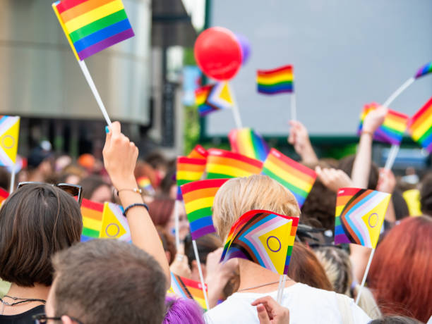 de nombreuses personnes participant au rassemblement du défilé de la fierté lgbtq. - symbols of peace flag gay pride flag banner photos et images de collection