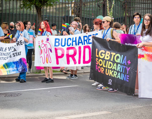 bucarest, roumanie - juillet 2022: de nombreuses personnes assistent au rassemblement du défilé de la fierté lgbtq. - symbols of peace flag gay pride flag banner photos et images de collection