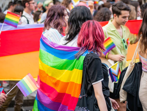 bucarest, roumanie - juillet 2022: drapeau arc-en-ciel lgbtq lors du rassemblement du défilé de la fierté à bucarest - symbols of peace flag gay pride flag banner photos et images de collection