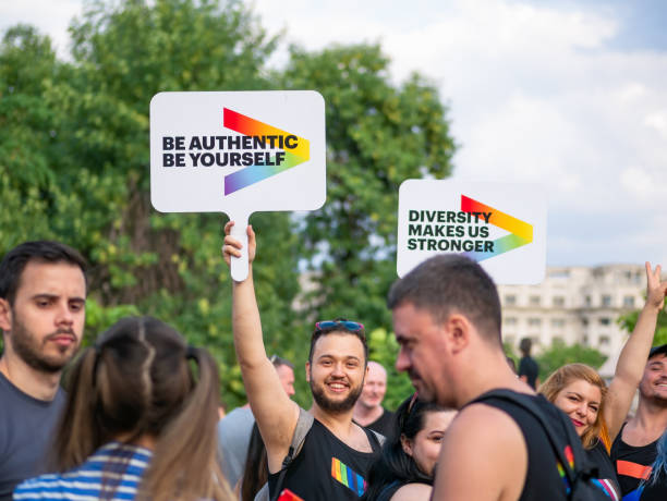 bucarest, roumanie - juillet 2022: de nombreuses personnes assistent au rassemblement du défilé de la fierté lgbtq. - symbols of peace flag gay pride flag banner photos et images de collection