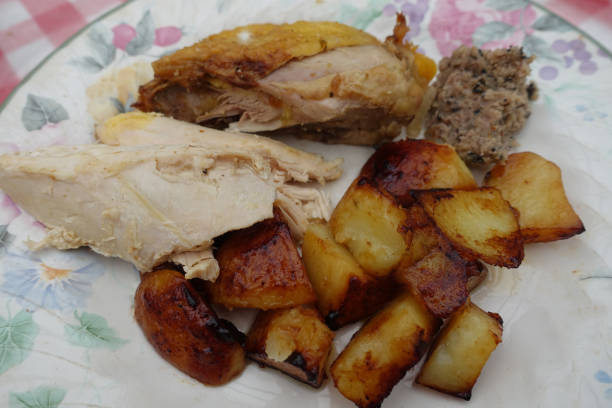 gebratener kapaun in portionen serviert mit einer getrüffelten fleischfüllung und bratkartoffeln - edible mushroom stuffed chicken baked stock-fotos und bilder