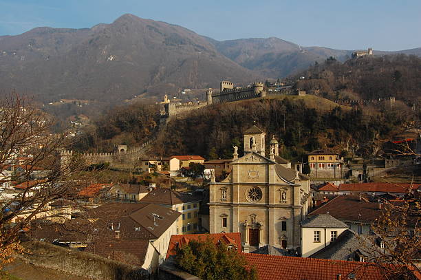Panorama de la ciudad con la iglesia y Bellinzona castillo - foto de stock