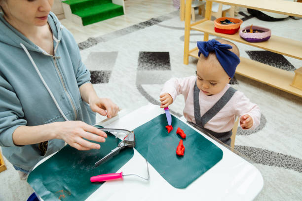 play-doh로 모양을 만드는 법을 가르치는 어머니 - playdoh 뉴스 사진 이미지
