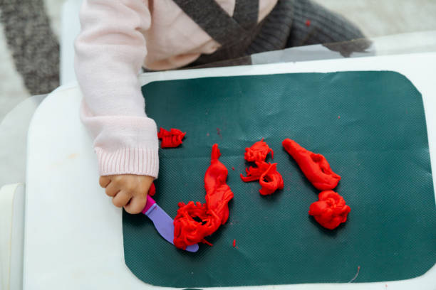 top down video of toddler making shapes with play-doh - playdoh imagens e fotografias de stock