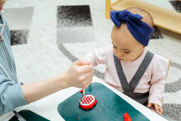 mother teaching toddler to make shapes with play-doh - playdoh imagens e fotografias de stock